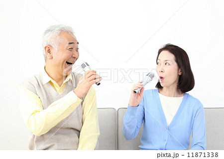 カラオケをする夫婦 カラオケをする夫婦 11871338