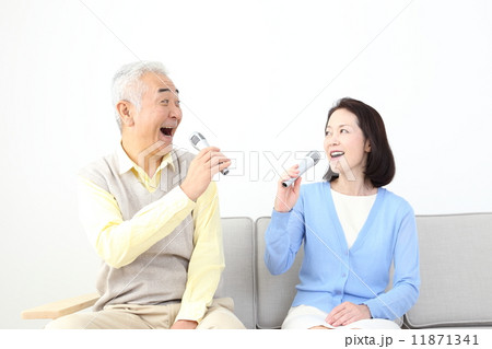 カラオケをする夫婦 カラオケをする夫婦 11871341