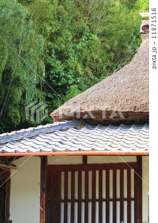 藁ぶき屋根と格子窓のある旧家 11871516