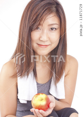 Young and fit pretty girl in exercise outfit holding red apple 11871729