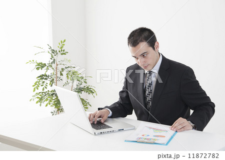 事務作業をするフランス人 11872782