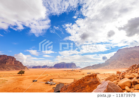 ヨルダンの砂漠(ヨルダン、ワディ・ラム) ヨルダンの砂漠(ヨルダン、ワディ・ラム) 11873979