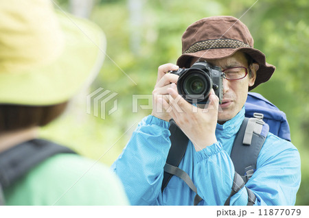 写真を撮る男性 写真を撮る男性 11877079