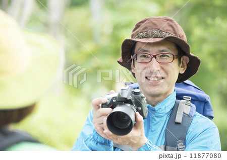 写真を撮る男性 11877080