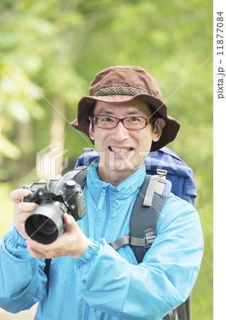 写真を撮る男性 写真を撮る男性 11877084