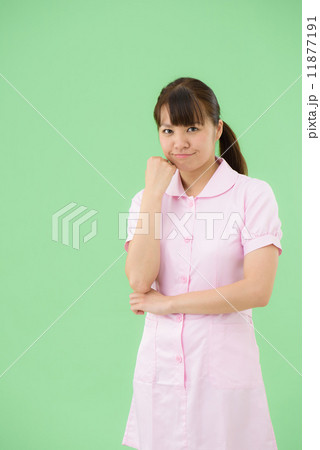 クロマキーを利用した切り抜きのためのポーズ素材ー20代の働く女性、看護師、ナースのイメージ。 11877191