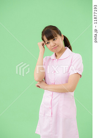 クロマキーを利用した切り抜きのためのポーズ素材ー代の働く女性 看護師 ナースのイメージ の写真素材