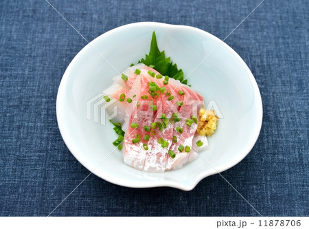 ボラ 愛知県産 の刺身 生食用 です やや魚癖があるので ショウガやネギなど薬味を多めに使います の写真素材