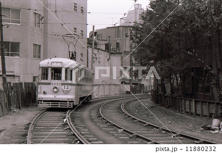 昭和45年新宿の専用軌道を行く都電12系統 昭和45年新宿の専用軌道を行く都電12系統 11880232