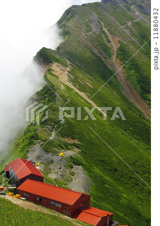 五竜岳と五竜山荘 11880432