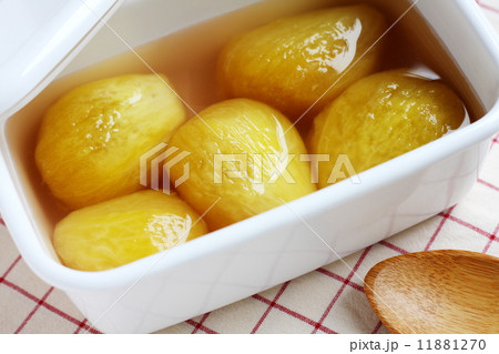 ホーローの容器に入れたイチジクのコンポート ホーローの容器に入れたイチジクのコンポート 11881270