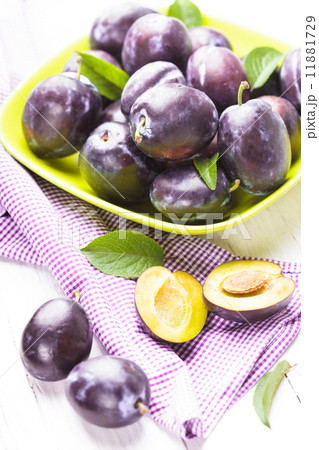 Plums in a bowl 11881729