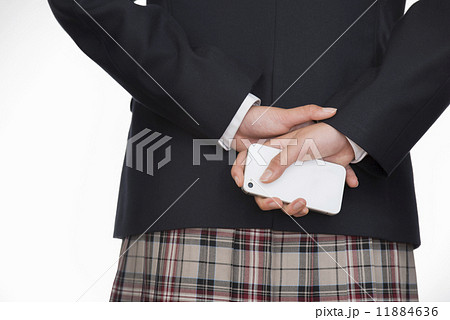 スマートフォンを持つ女子学生 11884636