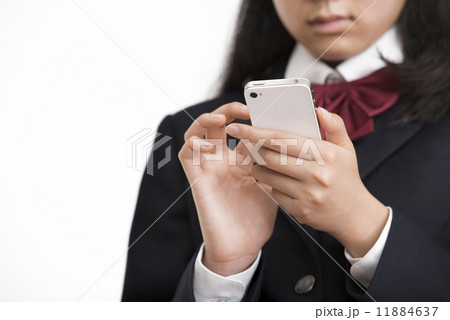 スマートフォンを持つ女子学生 11884637