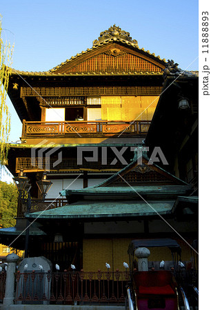 赤い陽に写る道後温泉本館 11888893