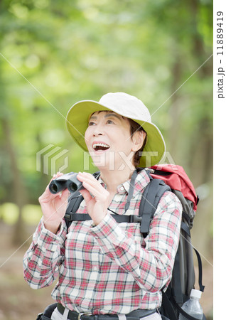 バードウォッチングをするシニア女性 バードウォッチングをするシニア女性 11889419