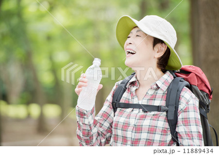 登山をするシニア女性 11889434