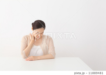 体調が悪い中年女性 11889481