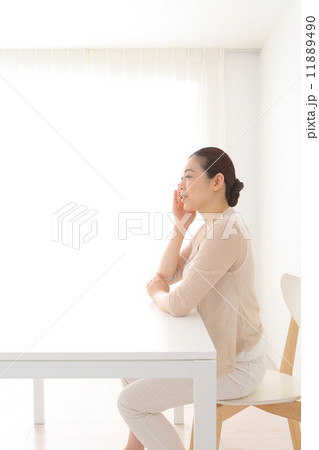 体調が悪い中年女性 体調が悪い中年女性 11889490