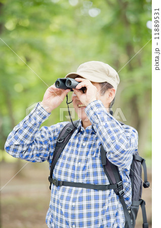 バードウォッチングをするシニア男性 バードウォッチングをするシニア男性 11889531