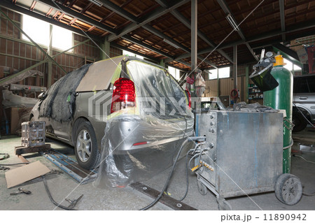 乗用車の屋根の修理 11890942