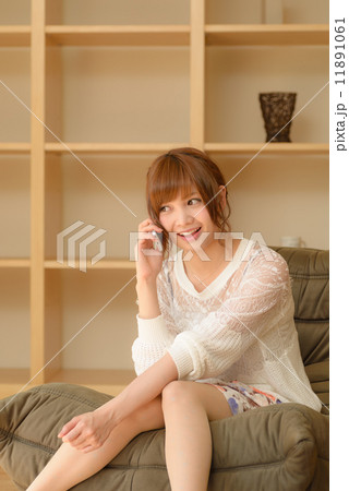 スマートフォンで話す女性 11891061