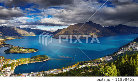 Wakatipu lake, New Zealand 11898458