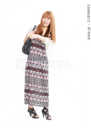 秋冬もののワンピースを着た可愛らしい女の子 11898663