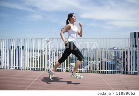 Asian woman running 11899062