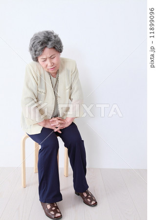 シニア女性 病気イメージ シニア女性 病気イメージ 11899096