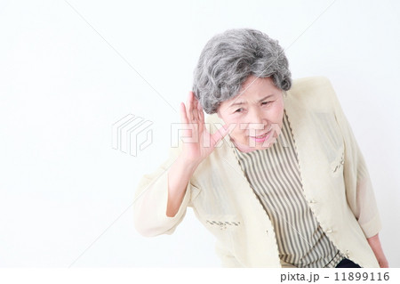 シニア女性　病気イメージ 11899116
