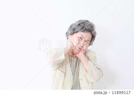 シニア女性　病気イメージ　 11899117