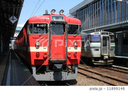 JR北海道711系電車S−107編成と733系電車B−103編成。 11899146