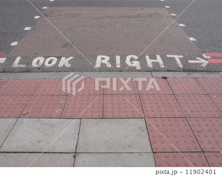 Look Right sign 11902401