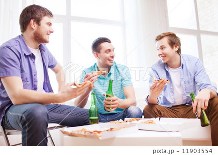five smiling teenagers eating pizza at home 11903554