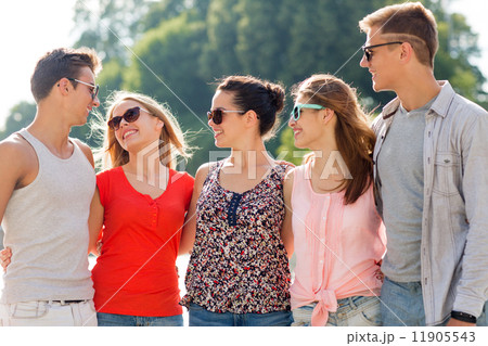 group of smiling friends in city group of smiling friends in city 11905543