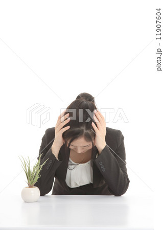 スーツ姿の女性 11907604