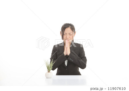スーツ姿の女性 11907610