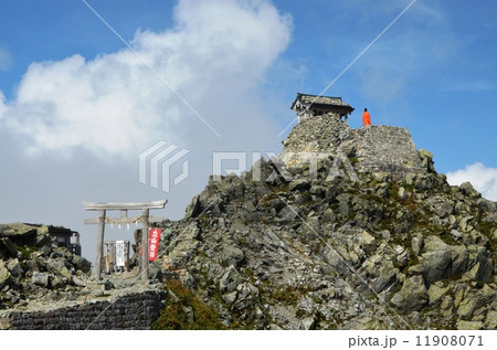立山の雄山山頂にある雄山神社峰本社 立山の雄山山頂にある雄山神社峰本社 11908071