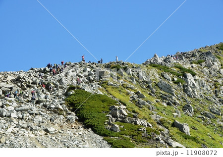 雄山頂上を目指す立山登山の人々 11908072