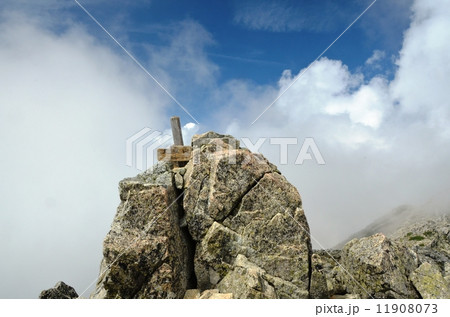 立山連峰の最高峰・大汝山の頂上 11908073