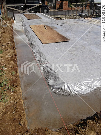 住宅の基礎にコンクリート打設 11908276