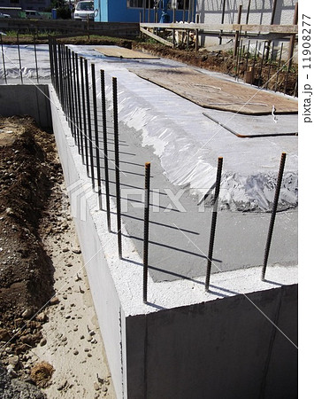 住宅の基礎にコンクリート打設 11908277