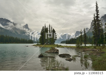 ジャスパー国立公園　マリーン湖にて 11908315