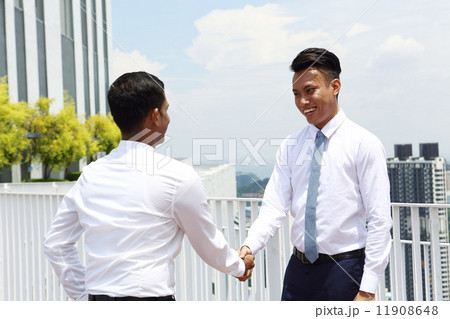 握手をするアジア人ビジネスマン 握手をするアジア人ビジネスマン 11908648