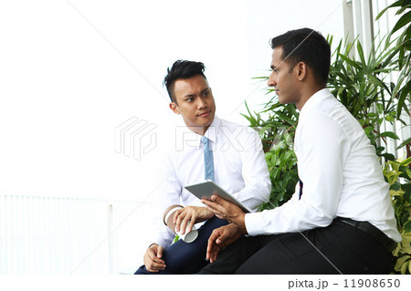 会話をするアジア人ビジネスマン 会話をするアジア人ビジネスマン 11908650