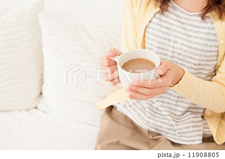 ティーカップを持つ女性の手の写真素材