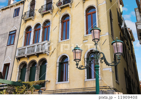 Lantern near a beautiful mansion in Venice, Italy 11909408