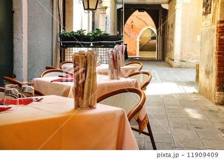 Served glasses of table in an outdoor cafe in Venice, Italy 11909409