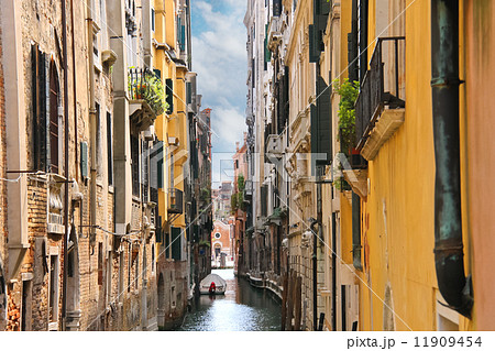House in a narrow canal in Venice, Italy 11909454
